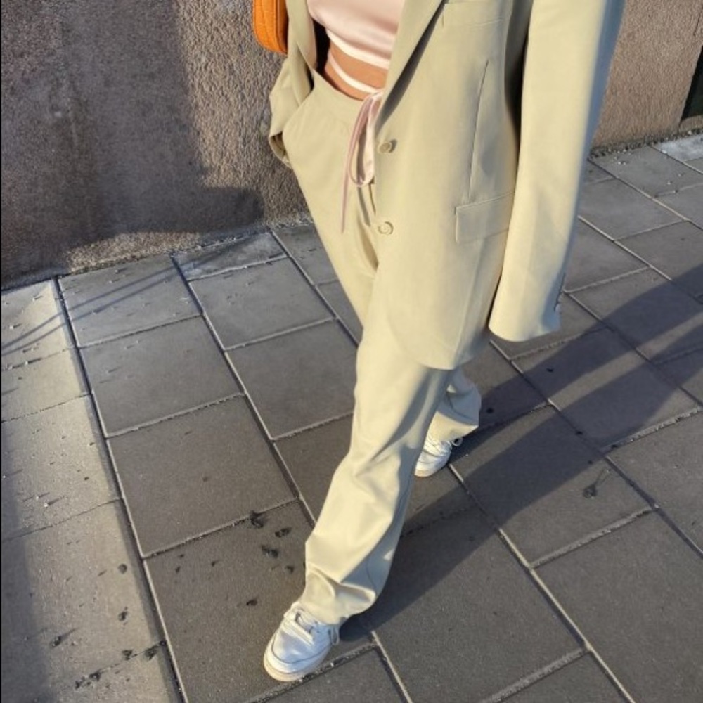 Djerf Avenue First Choice Pants Greige